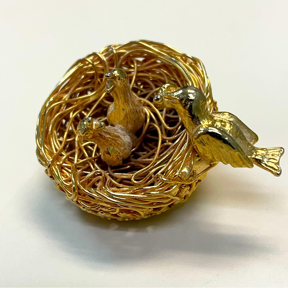 Jeanne bird nest brooch with baby birds gold tone wire pin